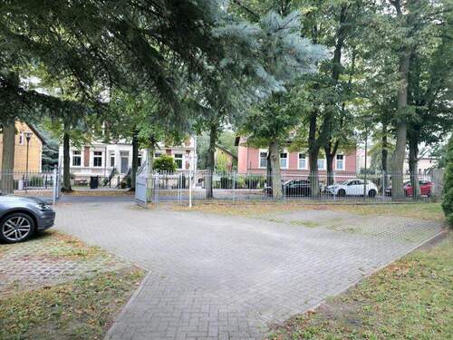 Zufahrt auf Grundstück und Stellplätze - Mehrfamilienhaus, Wohnhaus in Erkner zum Kaufen