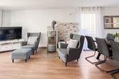 Wohnzimmer mit Ofen - 5 Zimmer Einfamilienhaus in Köln