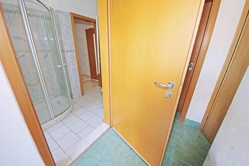 Blick in das Bad 1 im EG - 
