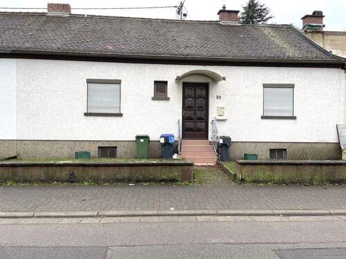 Front - 3 Zimmer Einfamilienhaus zum Kaufen in Saarbrücken / Brebach