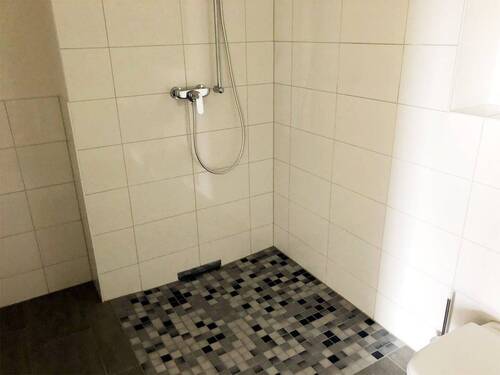 Bad mit Dusche - 