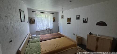 Vorderer Raum in Schlafzimmer unterteilt - 