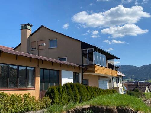 Außen - Wohnhaus mit zwei Einheiten, Hallenanbau und Schwimmbad