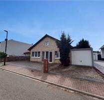 Wohnen und Arbeiten vereint: Einfamilienhaus mit Bürogebäude in Rödersheim-Gronau