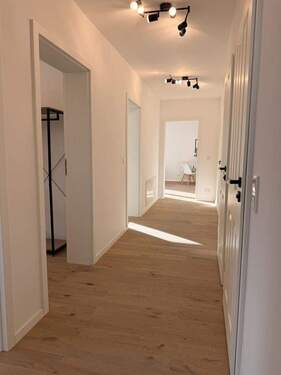 04 Flur - Etagenwohnung mit 103,10 m&sup2; in Seukendorf zum Kaufen