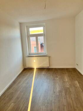 Wohnen - Schöne 2-Raum Whg.in Grimma, neues Laminat, Bad mit Fenster und Balkon!