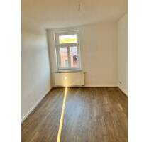 Schöne 2-Raum Whg.in Grimma, neues Laminat, Bad mit Fenster und Balkon!