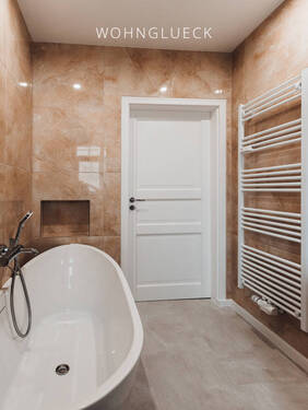 Badezimmer mit Wanne - 