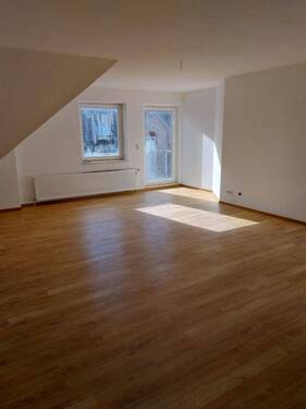 Wohnzimmer mit Blick zum Balkon - 2 Zimmer Etagenwohnung zur Miete in Wildeshausen