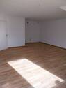 Wohnzimmer mit Blick zur offenen Küche - Etagenwohnung mit 59,60 m&sup2; in Wildeshausen zur Miete