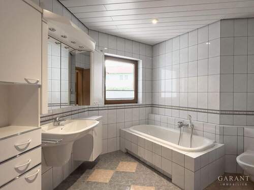 Bad EG - 7 Zimmer Mehrfamilienhaus, Wohnhaus in Großniedesheim