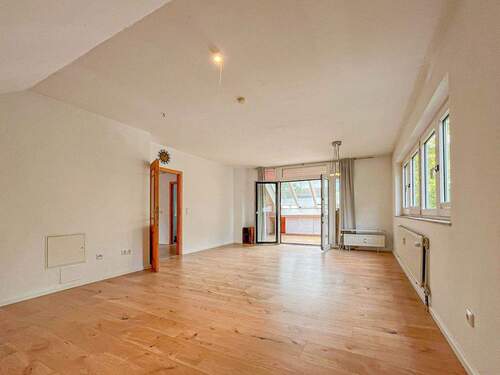 Wohnzimmer - 4-Zimmer-Dachgeschosswohnung in ruhiger Lage nahe Spandauer Forst