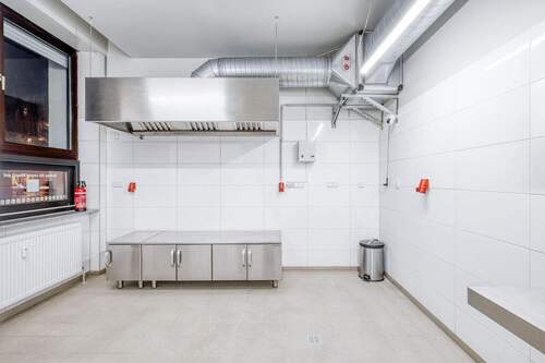 Erster Verkaufsraum - derzeit als Küche - 3 Zimmer Gewerbeobjekt (Büro, Produktion, Verkauf) in Berlin