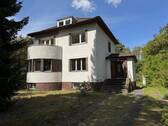Frontansicht mit Auffahrt - 6 Zimmer Einfamilienhaus zum Kaufen in Berlin