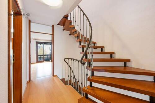 OG: Treppenhaus / Flur - 