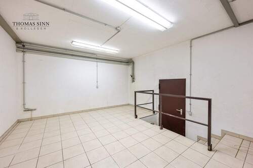 UG: Keller mit Zugang zur Tiefgarage - 