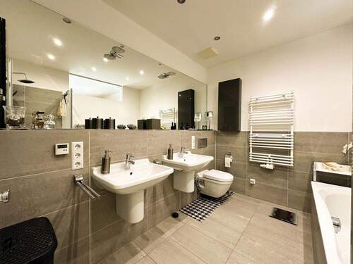 Bad 1 (mit Badewanne & Dusche) - 