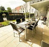 Exklusive EG-Wohnung mit Hauscharakter: 46 m² überdachte Terrasse, Garten, A+ Energie, 2 Carports - Fürth Atzenhof