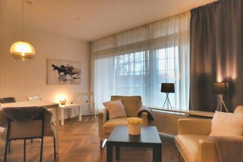 verfügt über diverse Sitzgelegenheiten - 2 Zimmer Etagenwohnung zum Kaufen in Hamburg