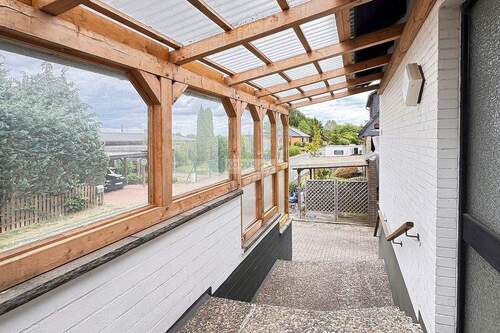 Überdachte Eingangstreppe - 8 Zimmer Einfamilienhaus in Oetzen