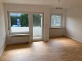 Wohnzimmer mit Zugang zum Balkon - 2 Zimmer Etagenwohnung in Kitzingen