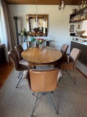 großzügiges Esszimmer - 