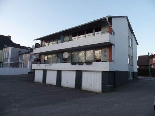 Rückansicht von der Seite - 1 Zimmer Mehrfamilienhaus, Wohnhaus in Heide