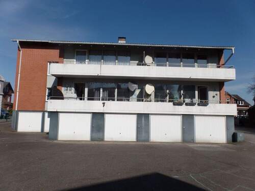 Rückansicht - Balkone - Garagen - Mehrfamilienhaus, Wohnhaus in Heide zum Kaufen