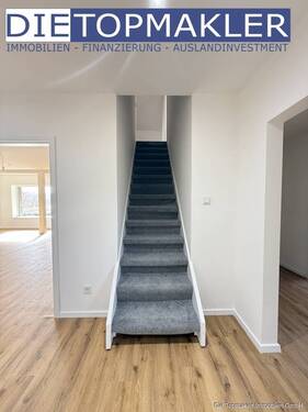 Treppe zim Obergeschoss - Einfamilienhaus mit 180,00 m&sup2; in Nieheim zum Kaufen