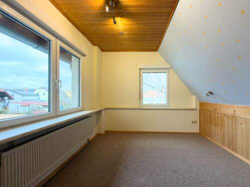 Zimmer im Dachgeschoss - 