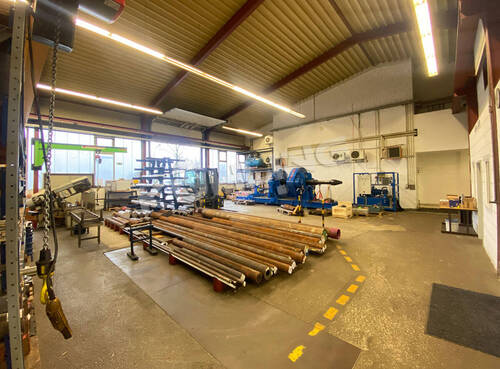 Vorderer Hallenabschnitt nebst Vorarbeiterbüro - 