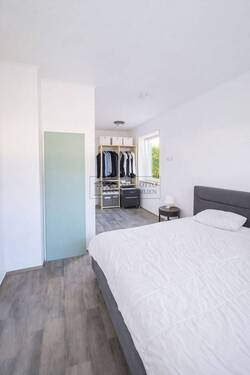 helles Schlafzimmer - 3 Zimmer Mehrfamilienhaus, Wohnhaus zum Kaufen in Delmenhorst