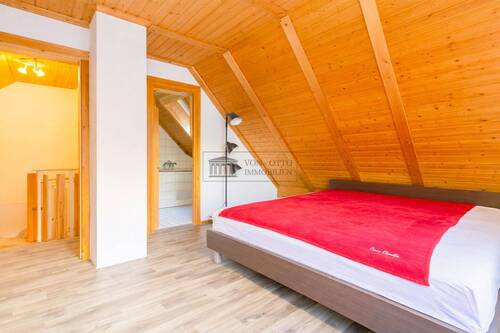 Schlafzimmer oben - Mehrfamilienhaus, Wohnhaus mit 110,00 m&sup2; in Delmenhorst zum Kaufen
