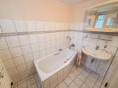 EG Badezimmer mit Wanne - 