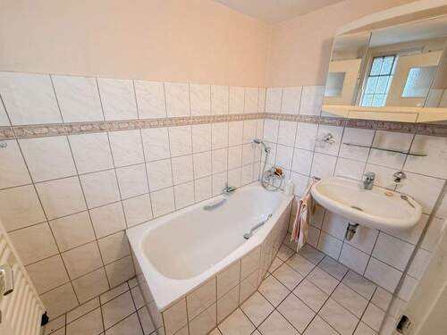 EG Badezimmer mit Wanne - 
