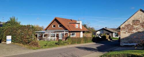 Hausansicht - Vorfahren und Einziehen - topgepflegtes Einfamilienhaus mit Garten in schöner Lage