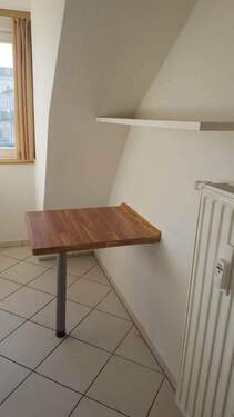 Kleiner Tisch am Fenster - 