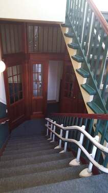 Treppenhaus mit Holztüren - 