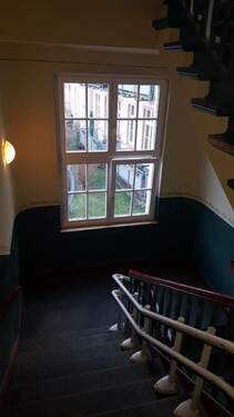 Treppenhaus mit Fensterblick - 