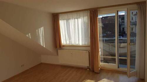 Helles Wohnzimmer mit Balkon - Etagenwohnung mit 57,00 m&sup2; in Görlitz zur Miete