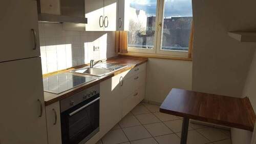 Helle Küche mit Esstisch - 