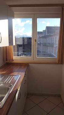 Helle Küche mit Stadtblick - 