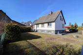 Außenansicht + Vorgarten - 5 Zimmer Einfamilienhaus in Ueckermünde