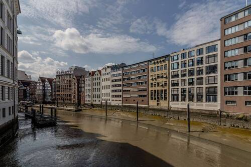 Gebäudeansicht Fleetseite - 3 Zimmer Büro in Hamburg