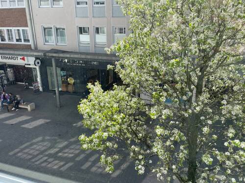 Hohe Kundenfrequenz - Blick in die Krahnstr. - 