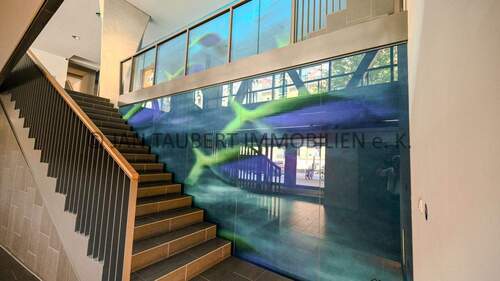 Zutritt über Eingangshalle - 