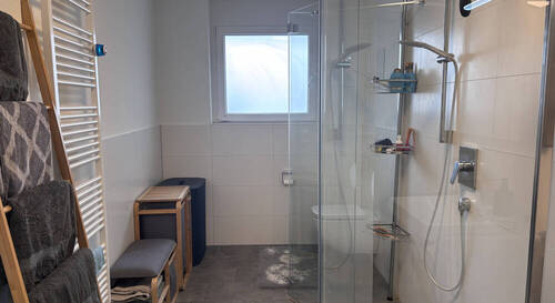 Bad mit großer bodenebener Dusche - 