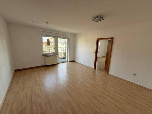 Wohnzimmer.jpg - renovierte 2-Zi.-Wohnung mit EBK, Balkon und Garage