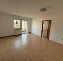 renovierte 2-Zi.-Wohnung mit EBK, Balkon und Garage - Kitzingen