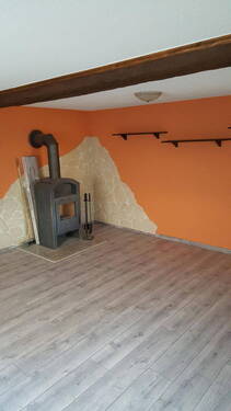 Wohnzimmer mit Holzkamin - 